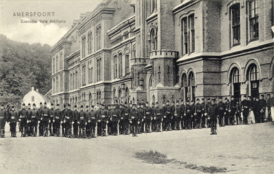 12915 Groepsportret van militairen bezig met een exercitie-oefening voor de hoofdingang van het hoofdgebouw van de ...